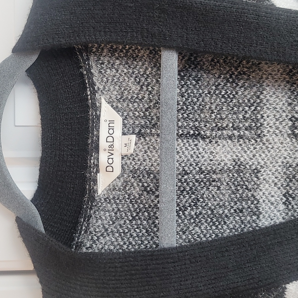 Nwot Davi & Dani Grid Pattern Cardigan Size Medium - image 2